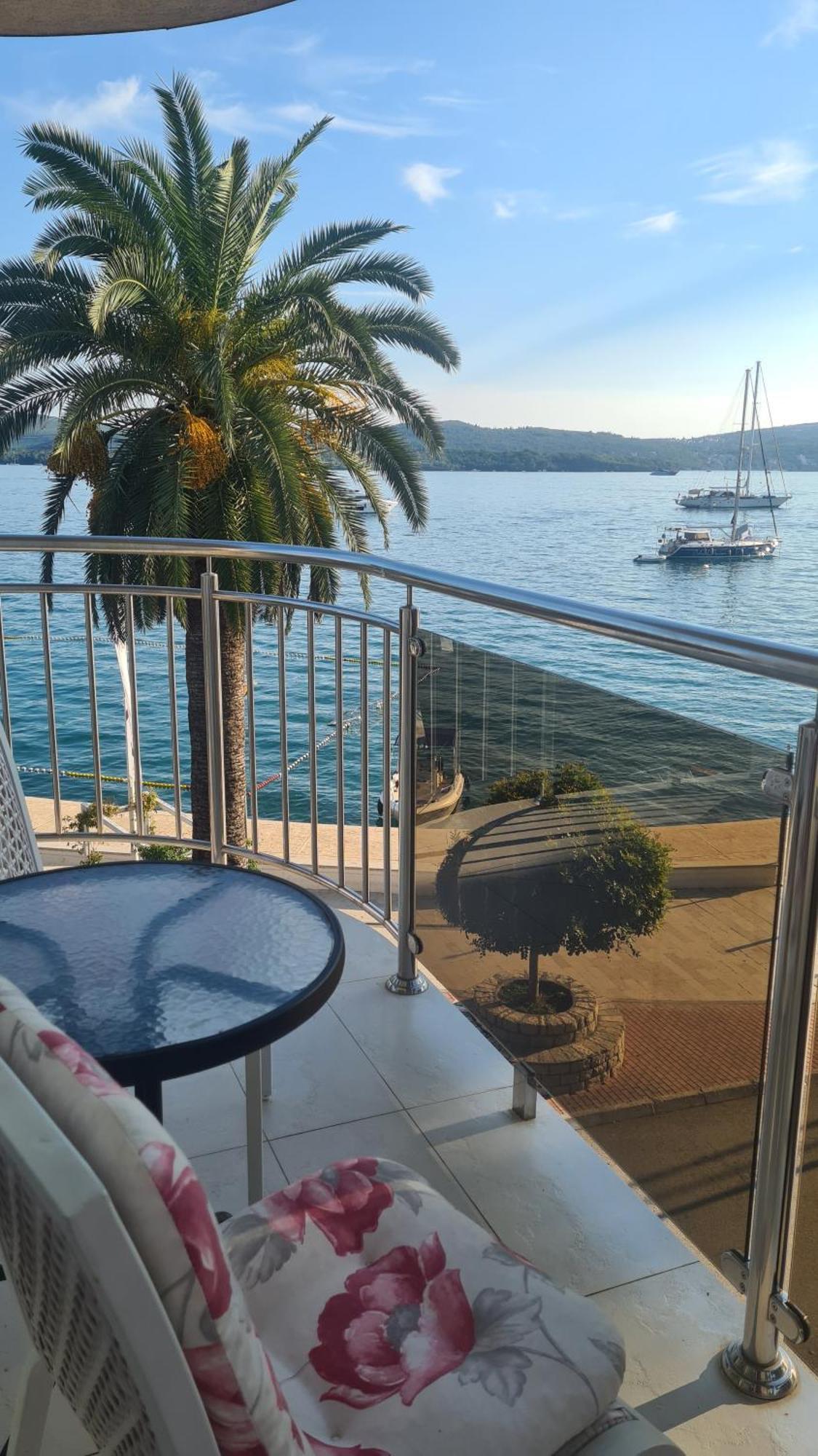 Chic Apartment In The City Center By The Sea Tivat Extérieur photo